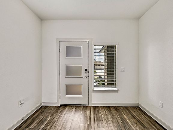 3rd image of 109 Cupreata Ln