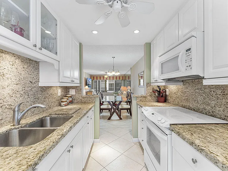 101 NE 19th Ave #208 — Photo 7