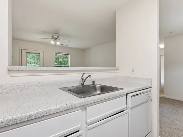 Somerset Pointe Apartments