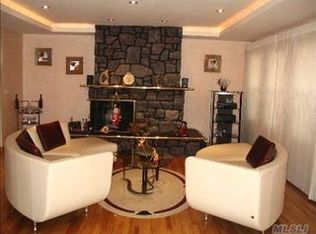 4 Myrtle Dr, Great Neck, NY 11021