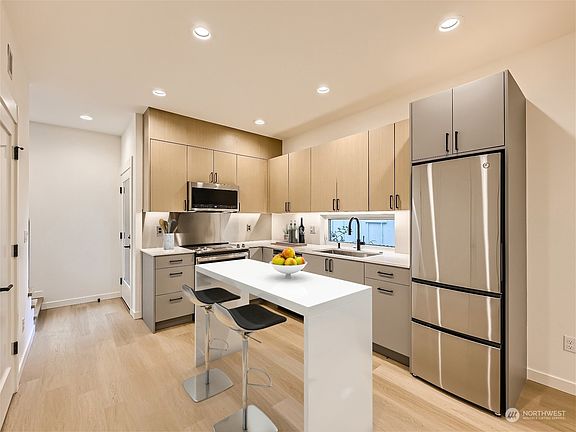 5th image of 10346 Wallingford Avenue N #B