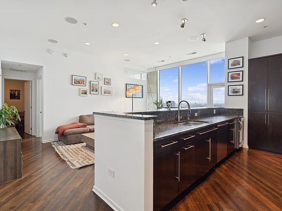3rd image of 500 W Superior St Unit 1401