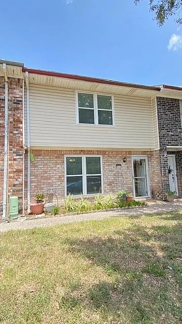 3 bed, 2.5 bath, 1365 sqft, $2,100 — Photo 1