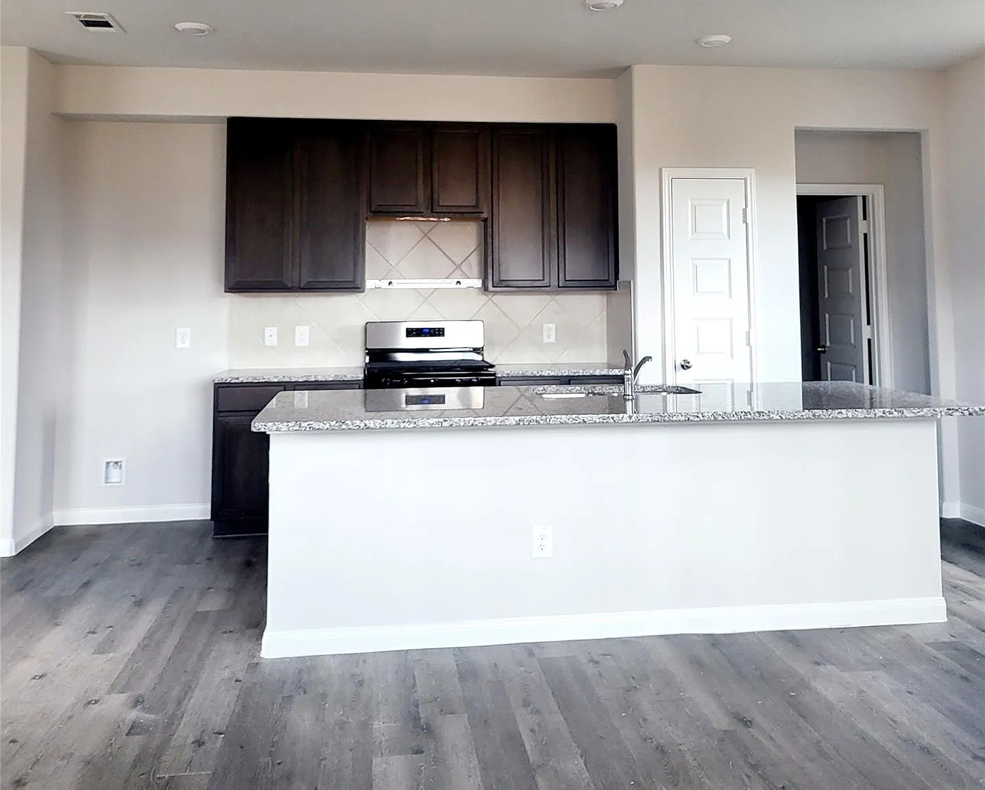 3 bed, 2.5 bath, 1714 sqft, $1,950 — Photo 3