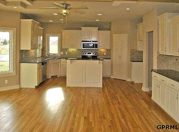 5th image of 829 S 190th Ave