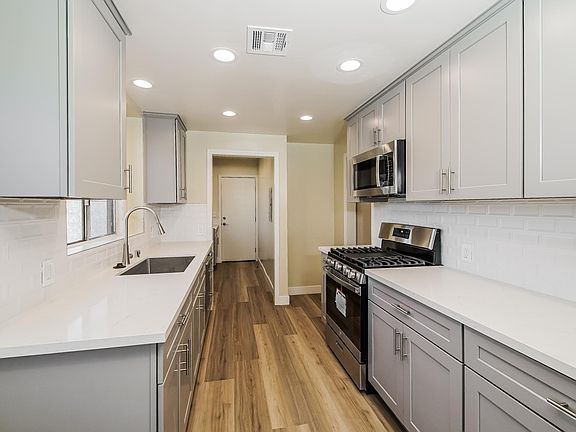 3rd image of 15826 Valerio St