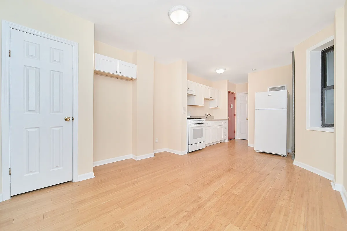 Building Photo - 691 10th Ave #10