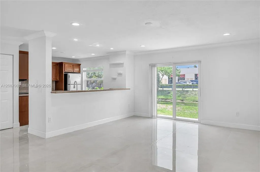 10667 NW 45th St — Photo 3