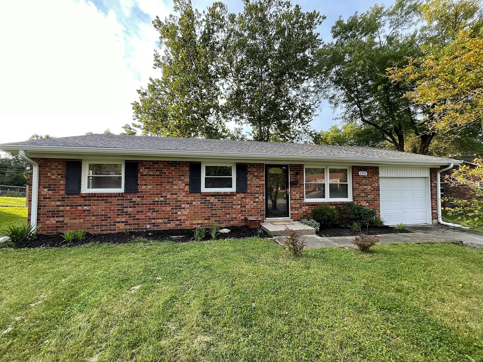 3 bed, 1.5 bath, 1131 sqft, $2,000 — Photo 1