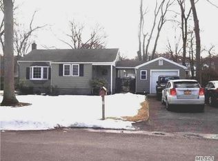 18 Locust Ave, Farmingville, NY 11738
