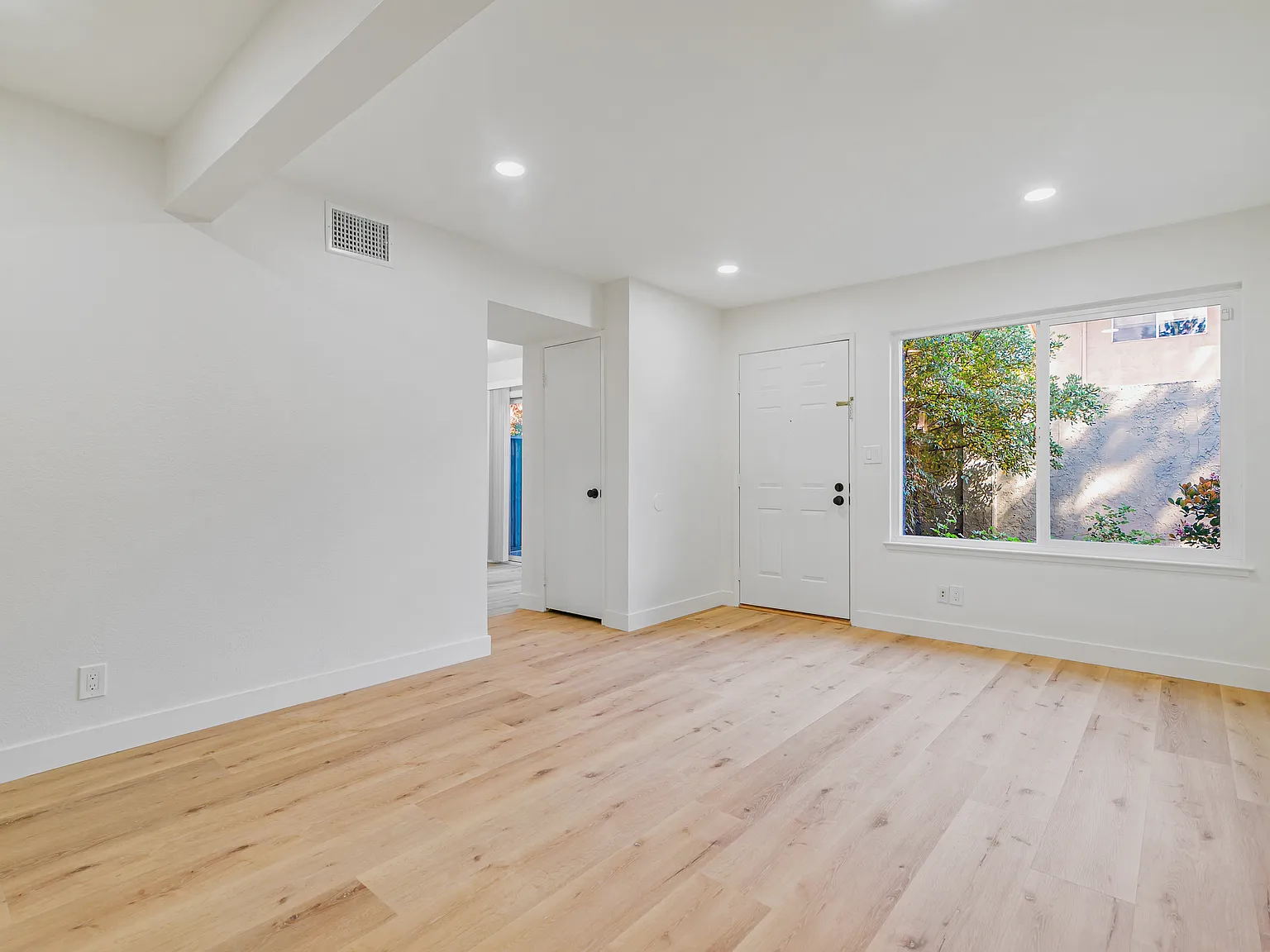 3 bed, 1.5 bath, 1271 sqft, $3,980 — Photo 4