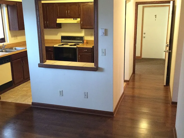 Immaculate Updated 2 Bedroom — Photo 2