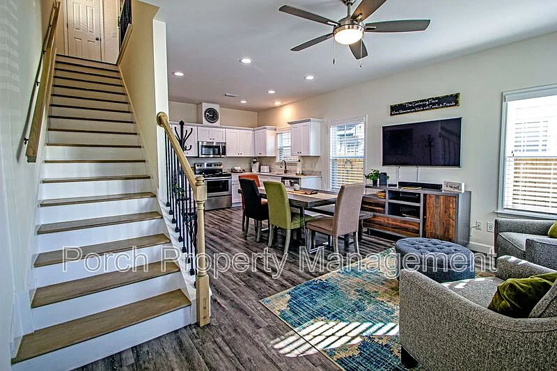 3 bed, 3.0 bath, 1216 sqft, $2,500 — Photo 2