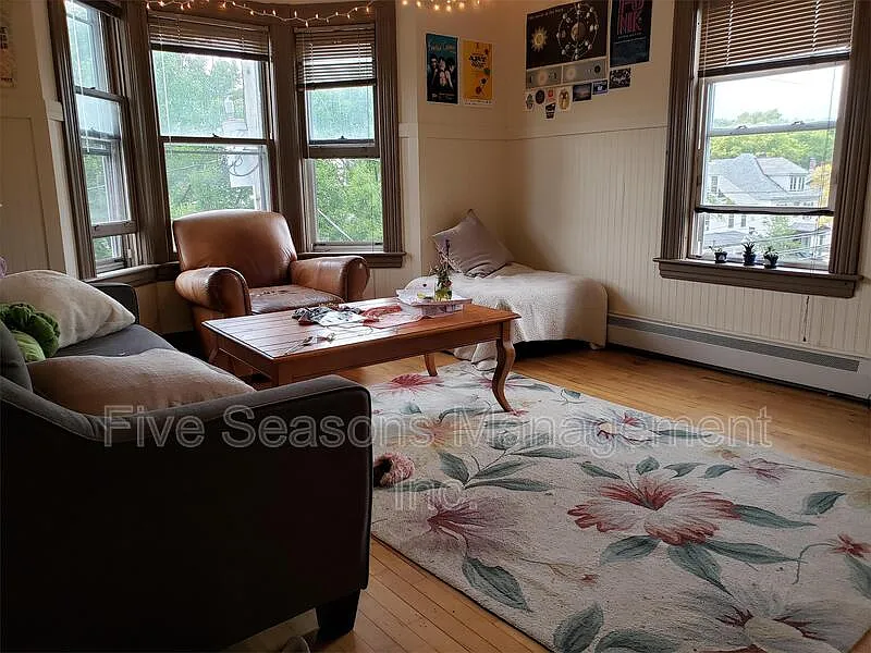 3 bed, 1.0 bath, 900 sqft, $3,000 — Photo 3
