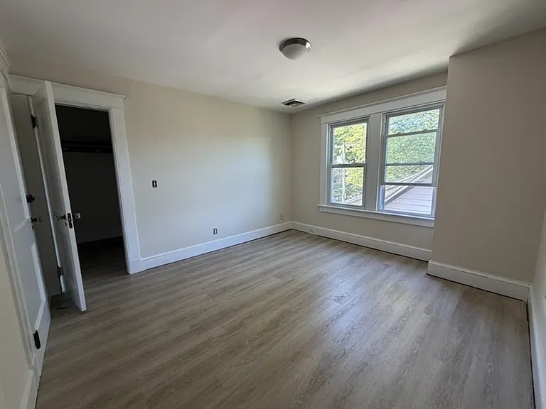 887 Howe Ave — Photo 12