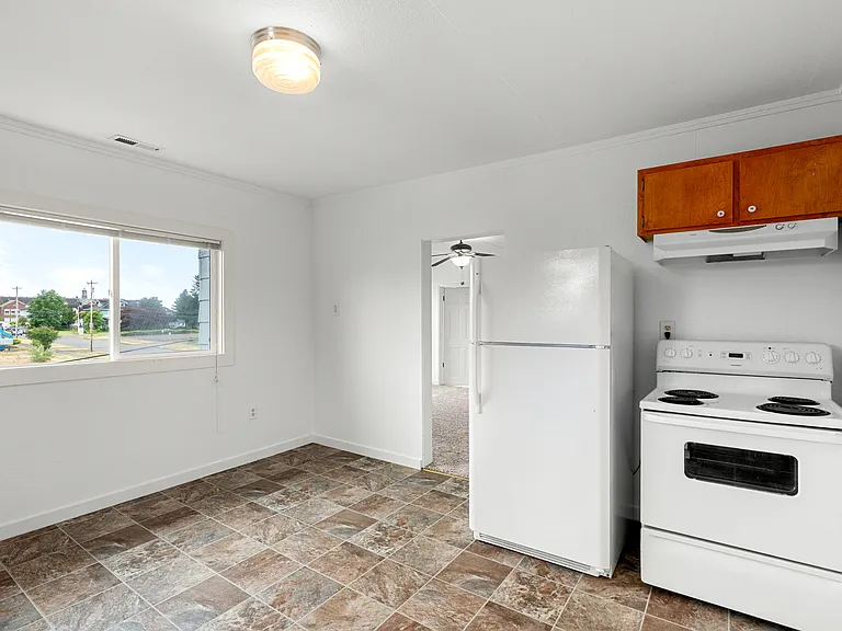 201 E 3rd St #2 — Photo 8
