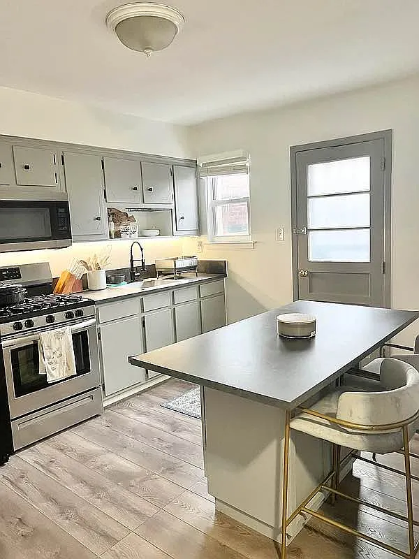 Building Photo - 74-01 Ditmars Blvd #1