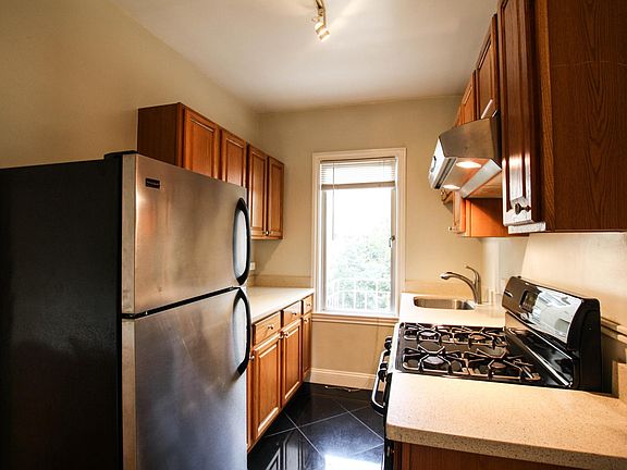 2nd image of 625 Leavenworth St APT 502