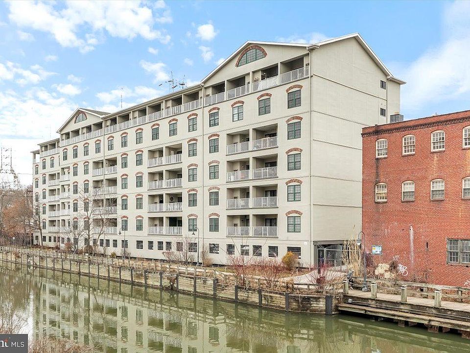 1st image of 2 Leverington Ave #32