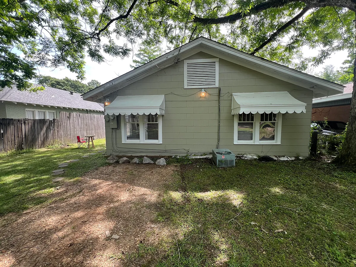 Building Photo - 303 S 11th Ave #B