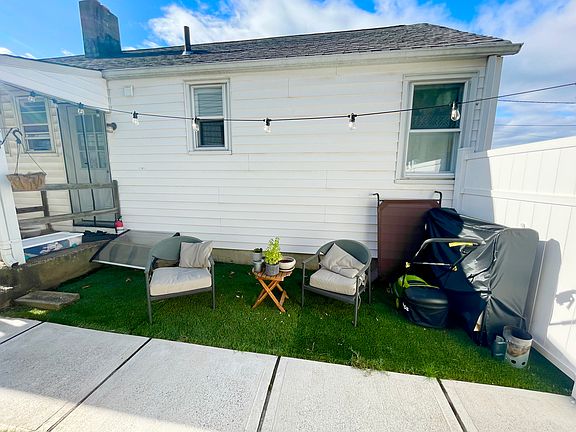 2nd image of 14 West St #14