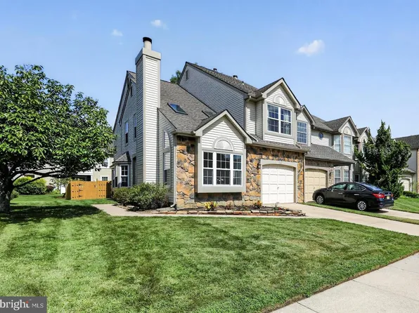 14 Sandhurst Dr, Mount Laurel, NJ 08054