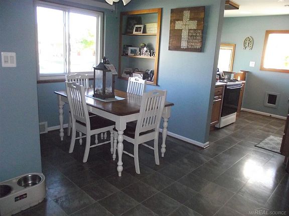 4th image of 28303 Campbell Dr