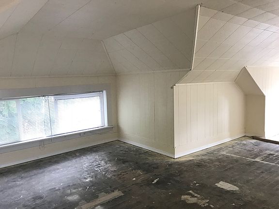 4th image of 903 Highland Ave