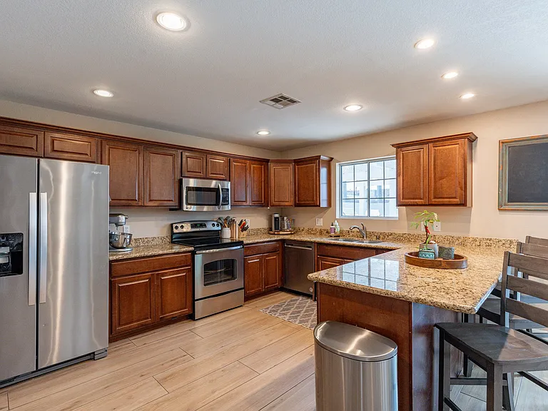 564 N Evergreen St — Photo 4