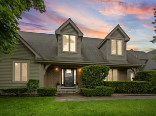 16 Old Barn Rd, Hawthorn Woods, IL 60047