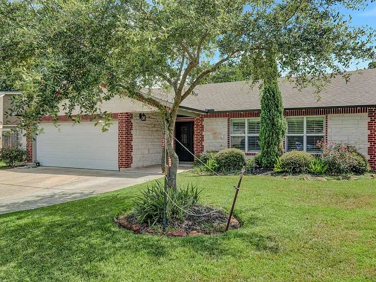 831 Bradwell Dr — Photo 3
