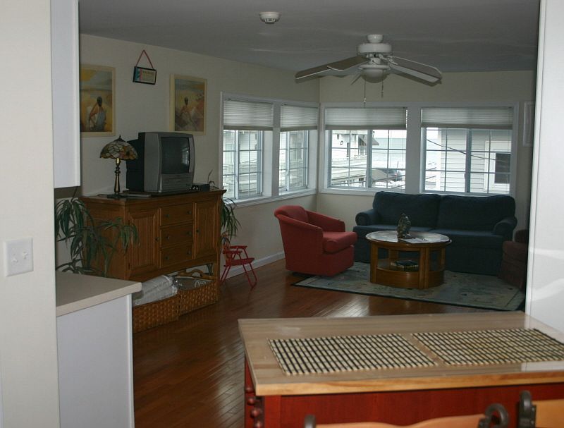 1st image of 6 Ashworth Ave #40