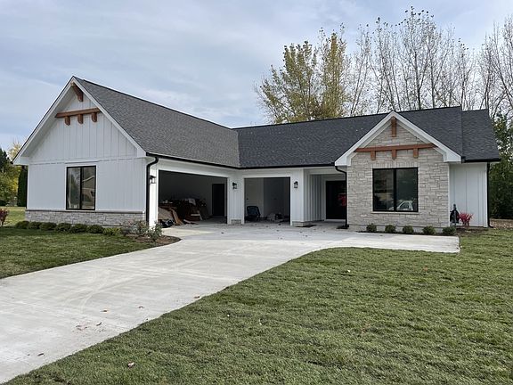 2nd image of 12145 Oakcrest Dr