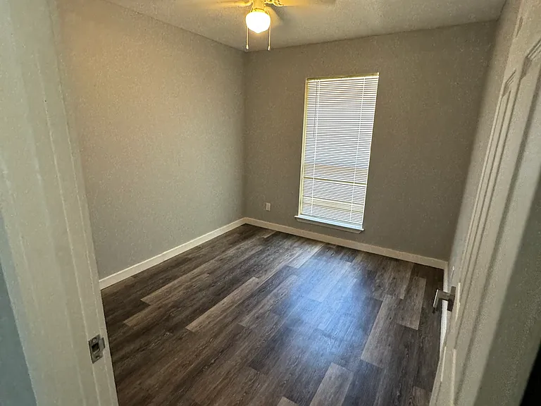 1104 NE 9th St #204 — Photo 6