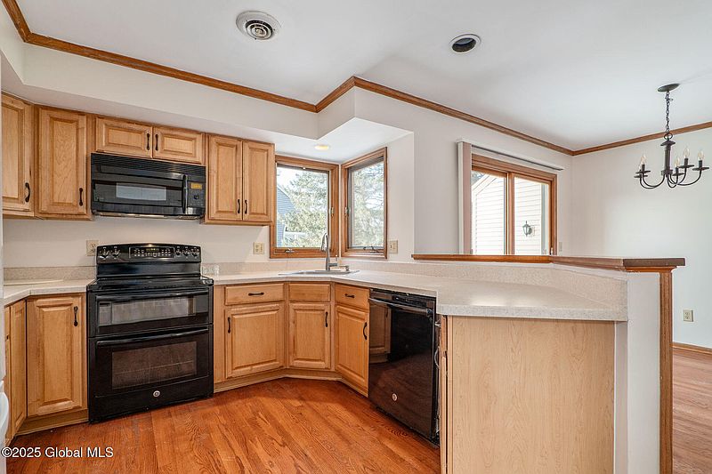 4th image of 608 Somerset Drive