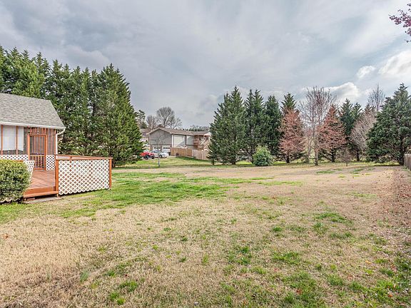 3rd image of 920 Brookrun Dr