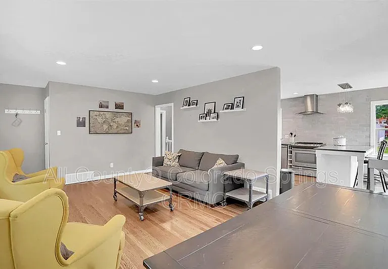 723 N Logan Ave — Photo 4