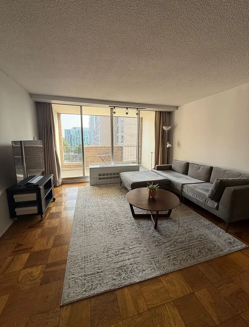 Furnished 1-Bedroom at Brook House Balcony, Separate Dining Area & Flexible Lease Terms — Photo 2