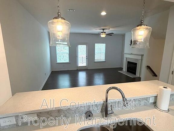 5th image of 887 Society Cir SW