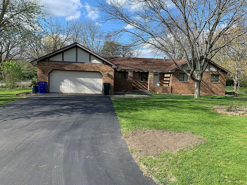 1740 Illini Dr photo 1