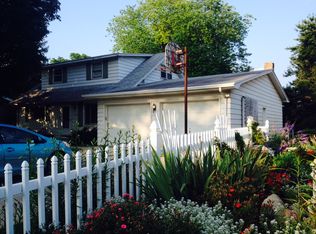 944 Robins Rd, Lansing, MI 48917