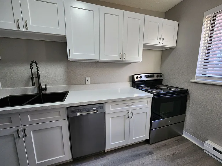 Florence Apartments — Photo 36