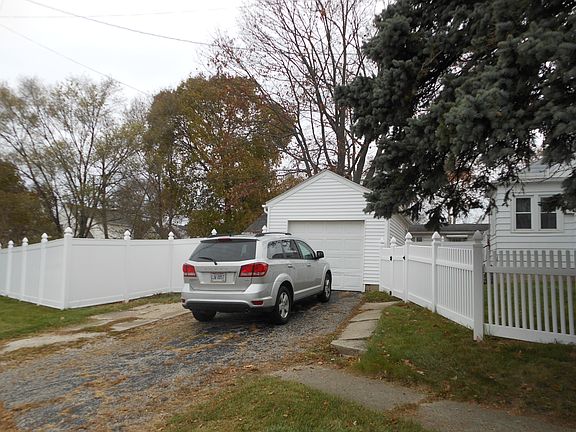 1 car garage 4 car driveway