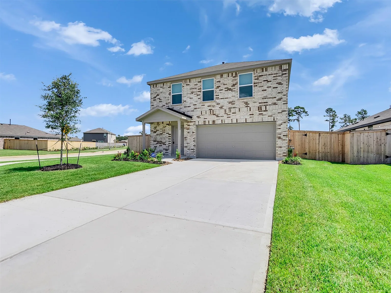 4 bed, 2.5 bath, 2039 sqft, $2,000 — Photo 2