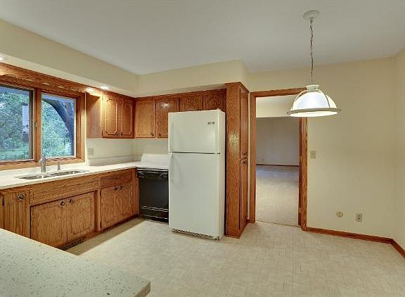 4th image of 771 Burke Ave E