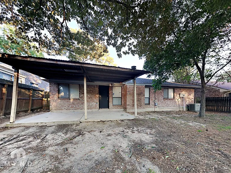 225 Bedford Ln — Photo 16