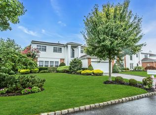 106 Fairway View Dr, Commack, NY 11725