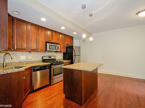 3rd image of 7637 N Greenview Ave APT 1E
