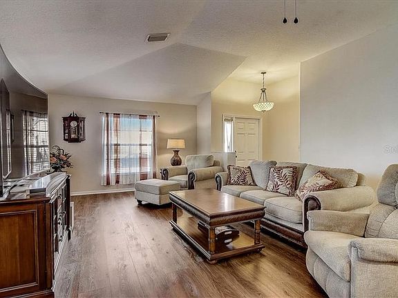 4th image of 8440 Carriage Pointe Dr