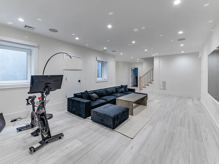 40 Edwards Ave — Photo 25